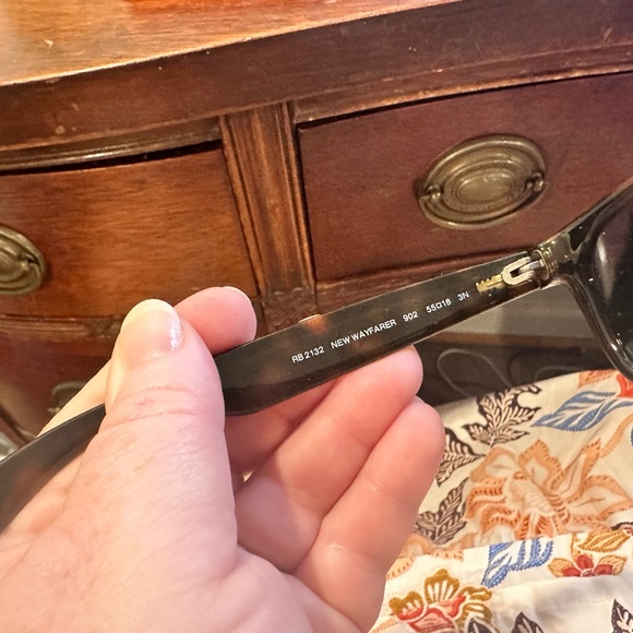 ☀️ Ray-Ban New Wayfarer Classic Sunglasses (RB2132) - Picture 2 of 4